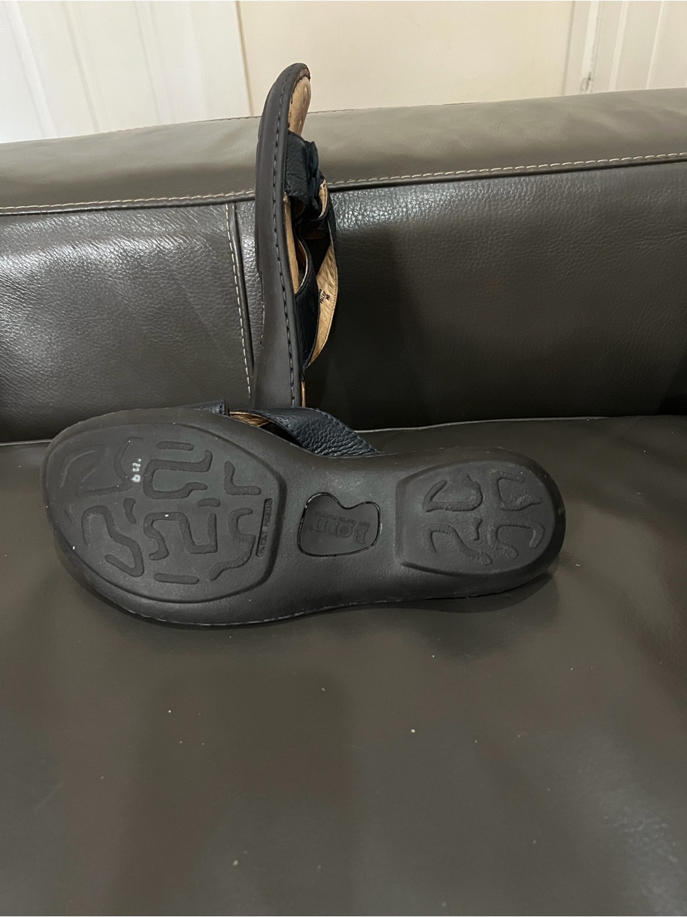 (NEW) Born Women's black size 9 M thong slippers - Picture 4 of 4